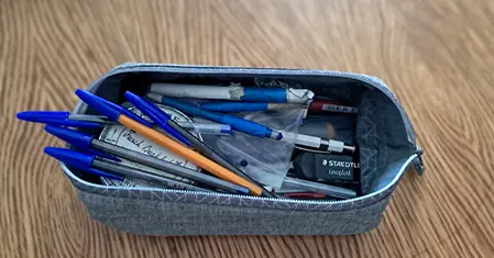 Trousse ZIPIT ouverte contenant le matériel de dessin au stylo Bic de Mikl
