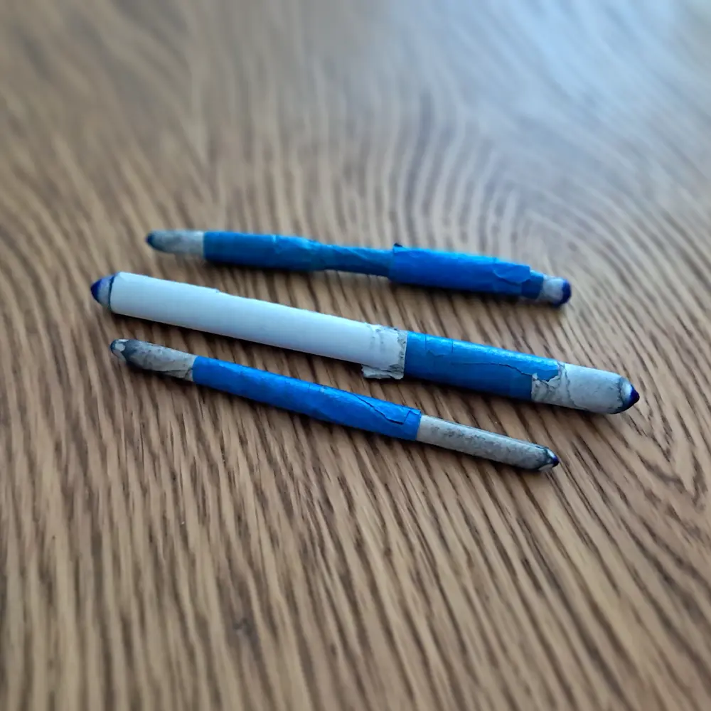 Trois estompes usées et renforcées au scotch bleu, utilisées pour lier les nuances de bleu au stylo Bic
